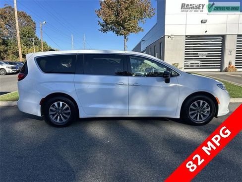 Certified 2024 Chrysler Pacifica Select image 9