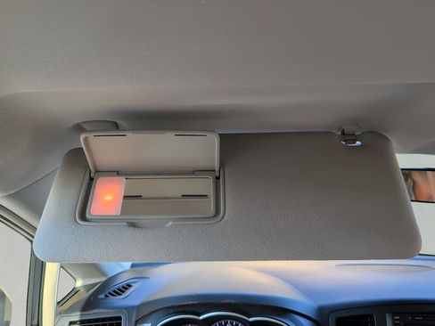 Used 2011 Nissan Quest S image 25