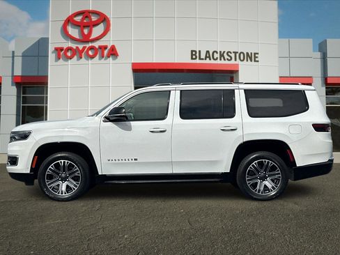 Used 2024 Jeep Wagoneer Series II w/ Flexible Seating Group RWD image 6