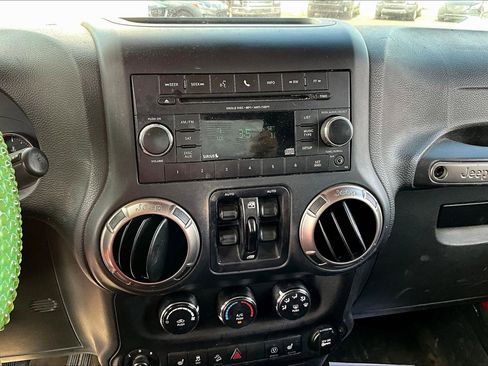 Used 2018 Jeep Wrangler Unlimited Sahara image 5