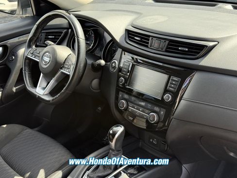 Used 2020 Nissan Rogue SV FWD image 11