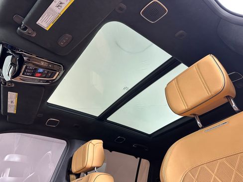 Used 2022 Jeep Grand Wagoneer Series III image 13