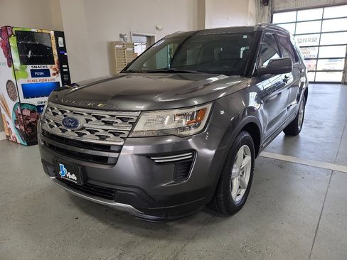 Used 2018 Ford Explorer XLT image 2
