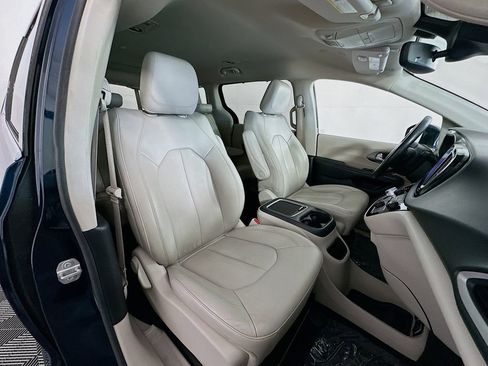 Used 2021 Chrysler Pacifica Touring-L image 28