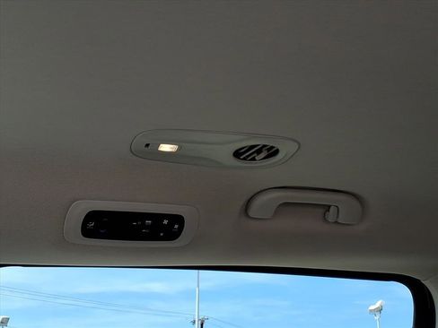 Used 2023 Chrysler Voyager LX FWD image 14