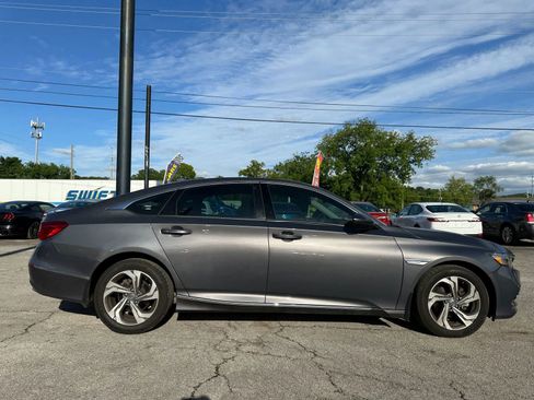 Used 2018 Honda Accord EX image 2