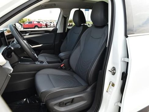 Used 2025 Volkswagen Tiguan SE AWD/4WD image 19