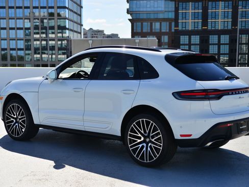 Certified 2026 Porsche Macan AWD/4WD image 3