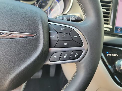 Used 2023 Chrysler Pacifica Touring-L FWD image 26