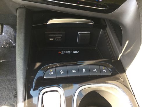 Used 2023 Buick Envision Avenir AWD/4WD image 18