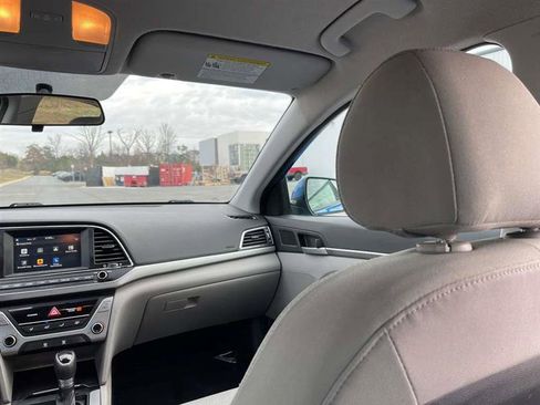 Used 2017 Hyundai Elantra SE image 10