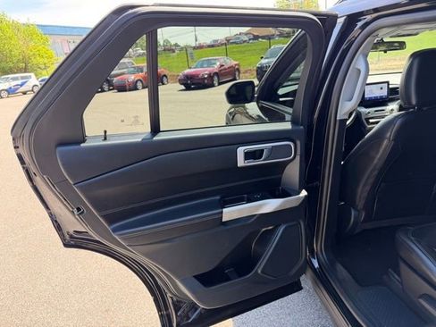 Used 2022 Ford Explorer XLT w/ Equipment Group 202A AWD/4WD image 24