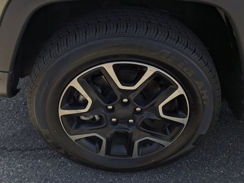 Used 2019 Jeep Compass Trailhawk AWD/4WD image 7