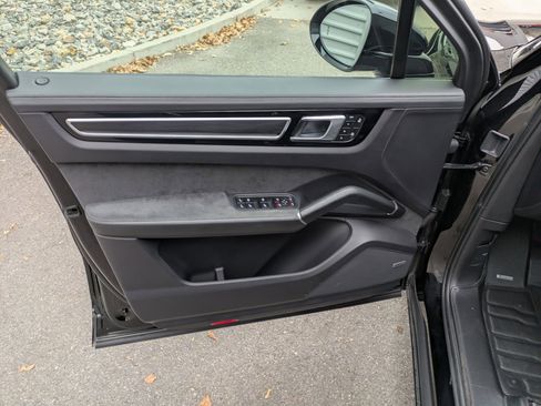 Used 2022 Porsche Cayenne GTS image 12