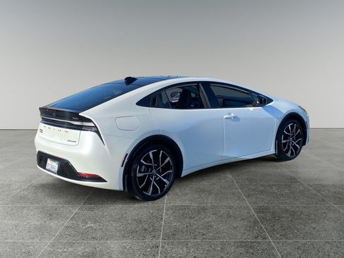 Used 2024 Toyota Prius Prime Premium FWD image 5