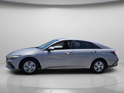 Certified 2025 Hyundai Elantra SE FWD image 3