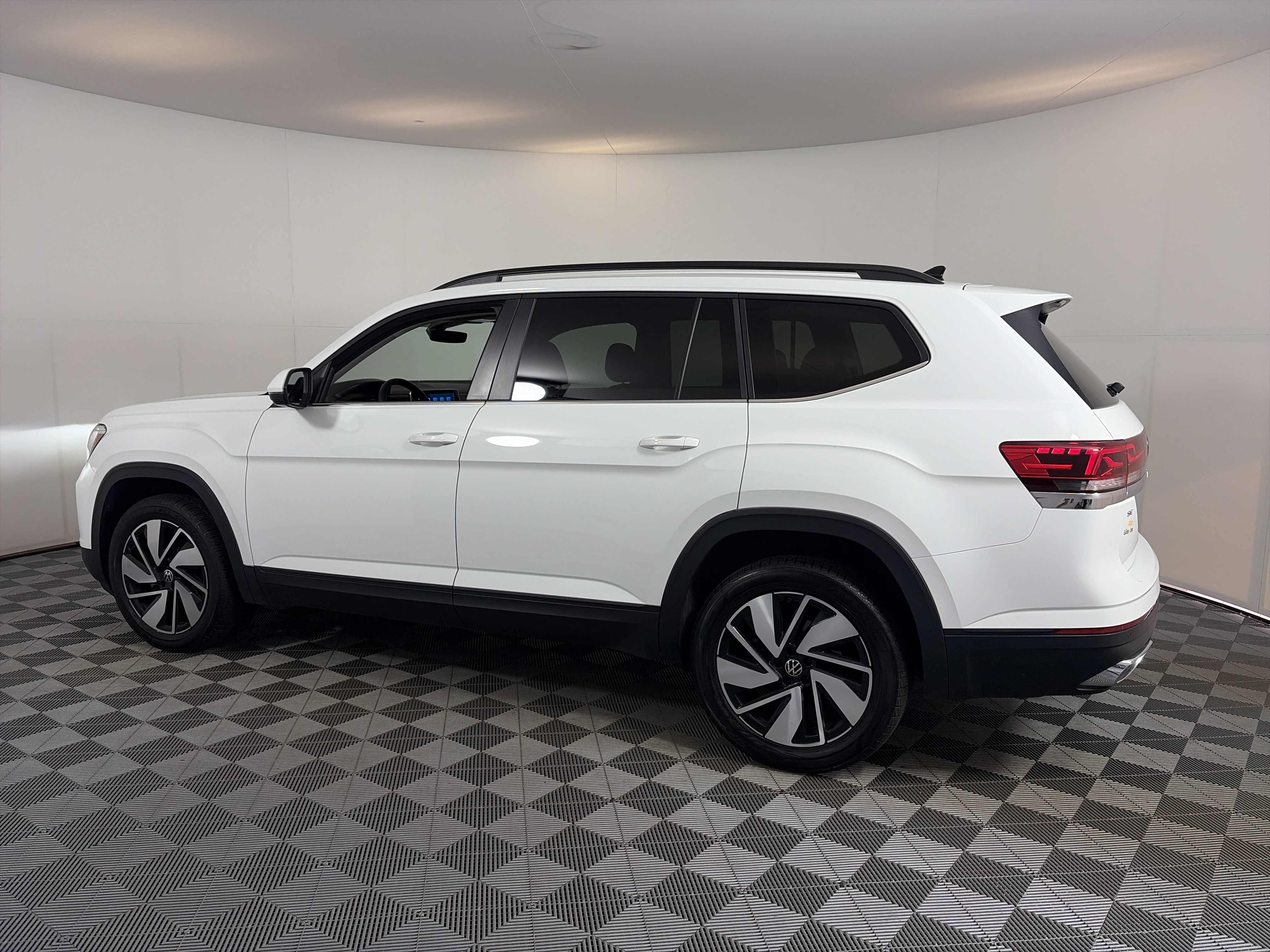 Used 2024 Volkswagen Atlas SE AWD/4WD image 9