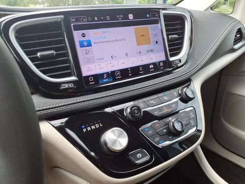 Used 2023 Chrysler Pacifica Limited FWD image 15
