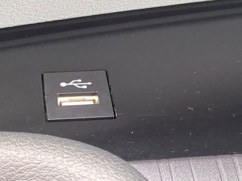Used 2025 Toyota Sienna LE FWD image 25