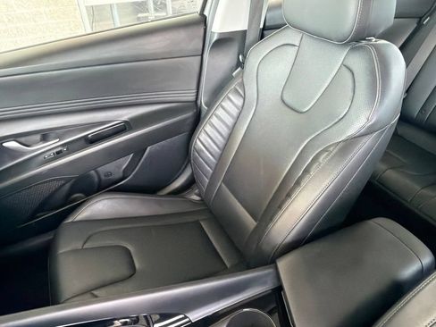 Certified 2024 Hyundai Elantra Limited FWD image 22