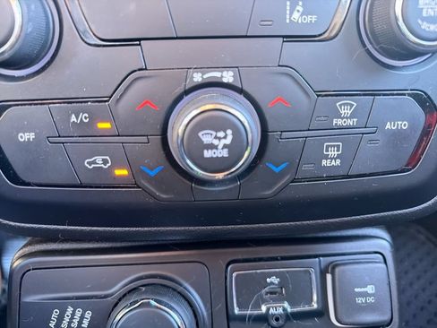 Used 2022 Jeep Renegade Latitude AWD/4WD image 15