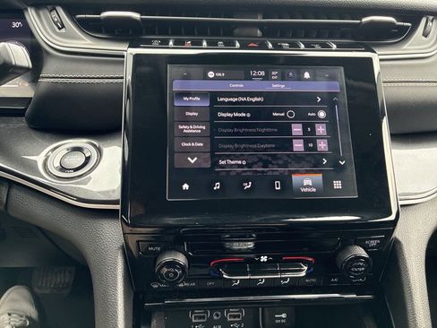 Used 2023 Jeep Grand Cherokee Laredo image 24