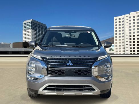 Used 2022 Mitsubishi Outlander SE image 2