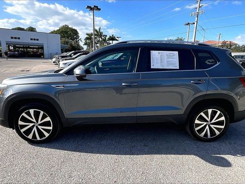 Certified 2022 Volkswagen Taos SE w/ Panoramic Sunroof Package image 8