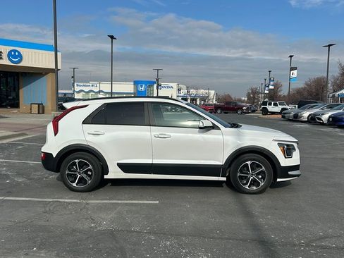 Used 2024 Kia Niro EX w/ EX Cold Weather Package image 2
