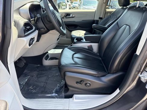 Used 2023 Chrysler Pacifica Touring-L FWD image 29