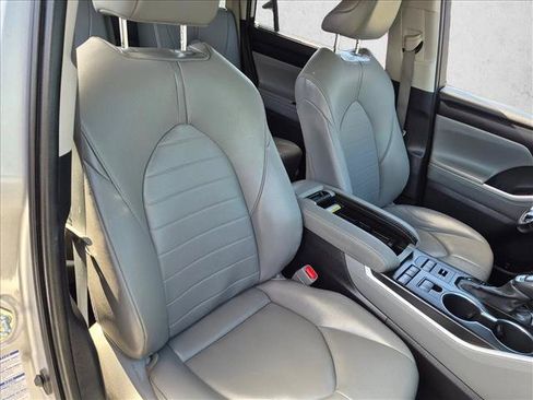 Used 2021 Toyota Highlander XLE AWD/4WD image 21