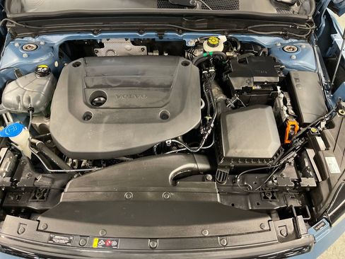 Used 2024 Volvo XC40 B5 Plus AWD/4WD image 5