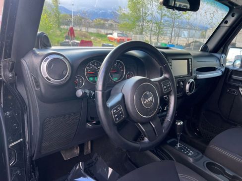Used 2013 Jeep Wrangler Unlimited Sahara w/ Dual Top Group AWD/4WD image 18