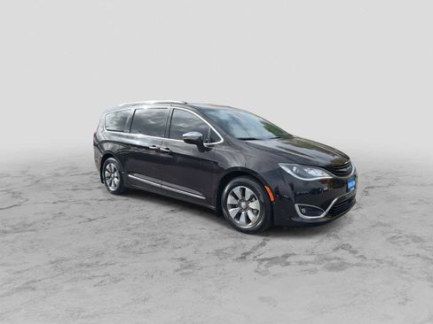 Used 2018 Chrysler Pacifica Limited w/ Advanced Safetytec Group image 2