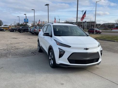 Used 2022 Chevrolet Bolt EUV LT w/ Convenience Package image 3