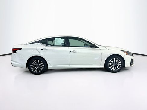 Used 2025 Nissan Altima 2.5 SV FWD image 10