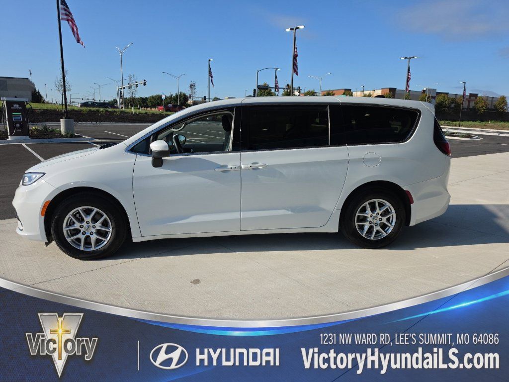 Used 2023 Chrysler Pacifica Touring-L FWD image 2