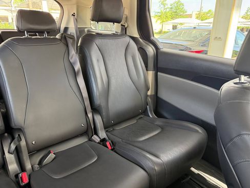 Used 2026 Kia Carnival FWD image 40