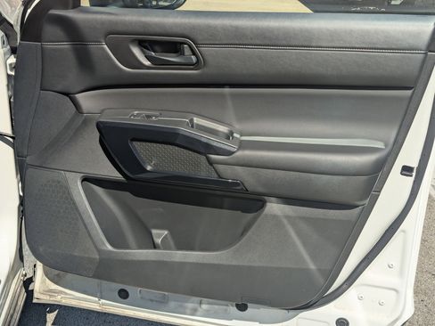 Used 2025 Nissan Pathfinder SV image 28