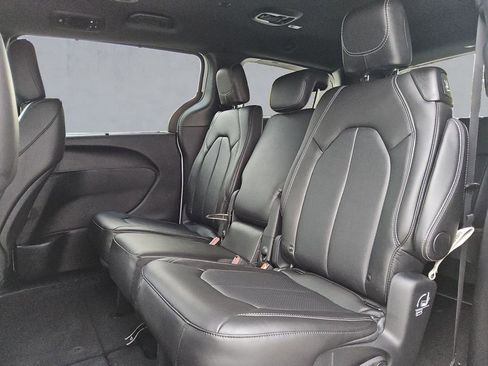 New 2026 Chrysler Pacifica Select image 13