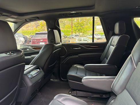 Used 2023 Cadillac Escalade Premium Luxury RWD image 7
