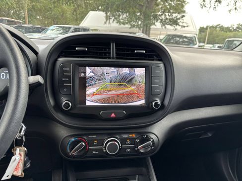 Used 2025 Kia Soul LX w/ LX Technology Package FWD image 17