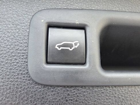 Used 2022 Toyota Highlander XLE FWD image 11