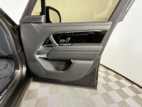 Certified 2025 Land Rover Range Rover SE image 21