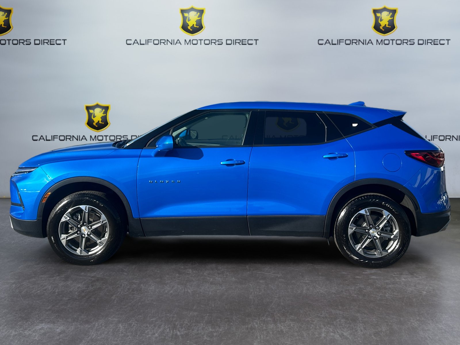 Used 2025 Chevrolet Blazer LT FWD image 2
