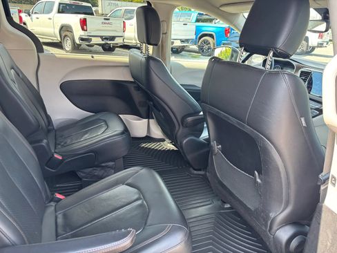 Used 2018 Chrysler Pacifica Touring-L FWD image 19