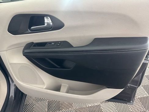 Used 2023 Chrysler Pacifica Touring-L image 29