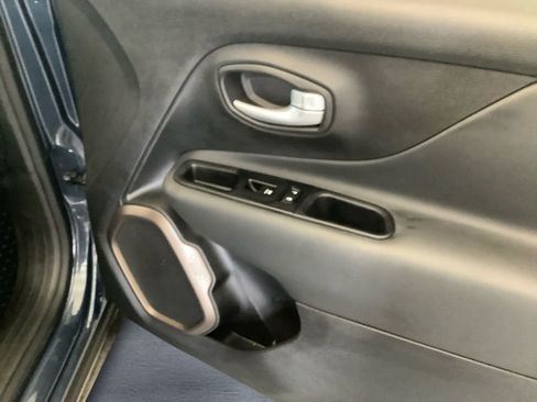 Used 2023 Jeep Renegade Latitude AWD/4WD image 15
