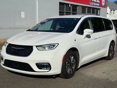 Used 2022 Chrysler Pacifica Touring-L w/ Uconnect Theater Family Group