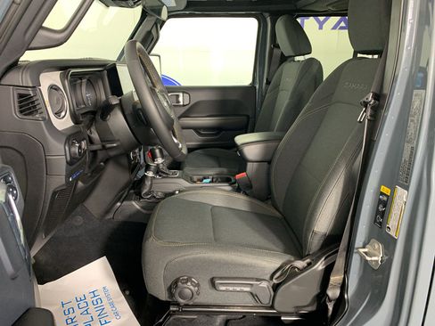 Used 2024 Jeep Wrangler Unlimited Sahara w/ Safety Group AWD/4WD image 15